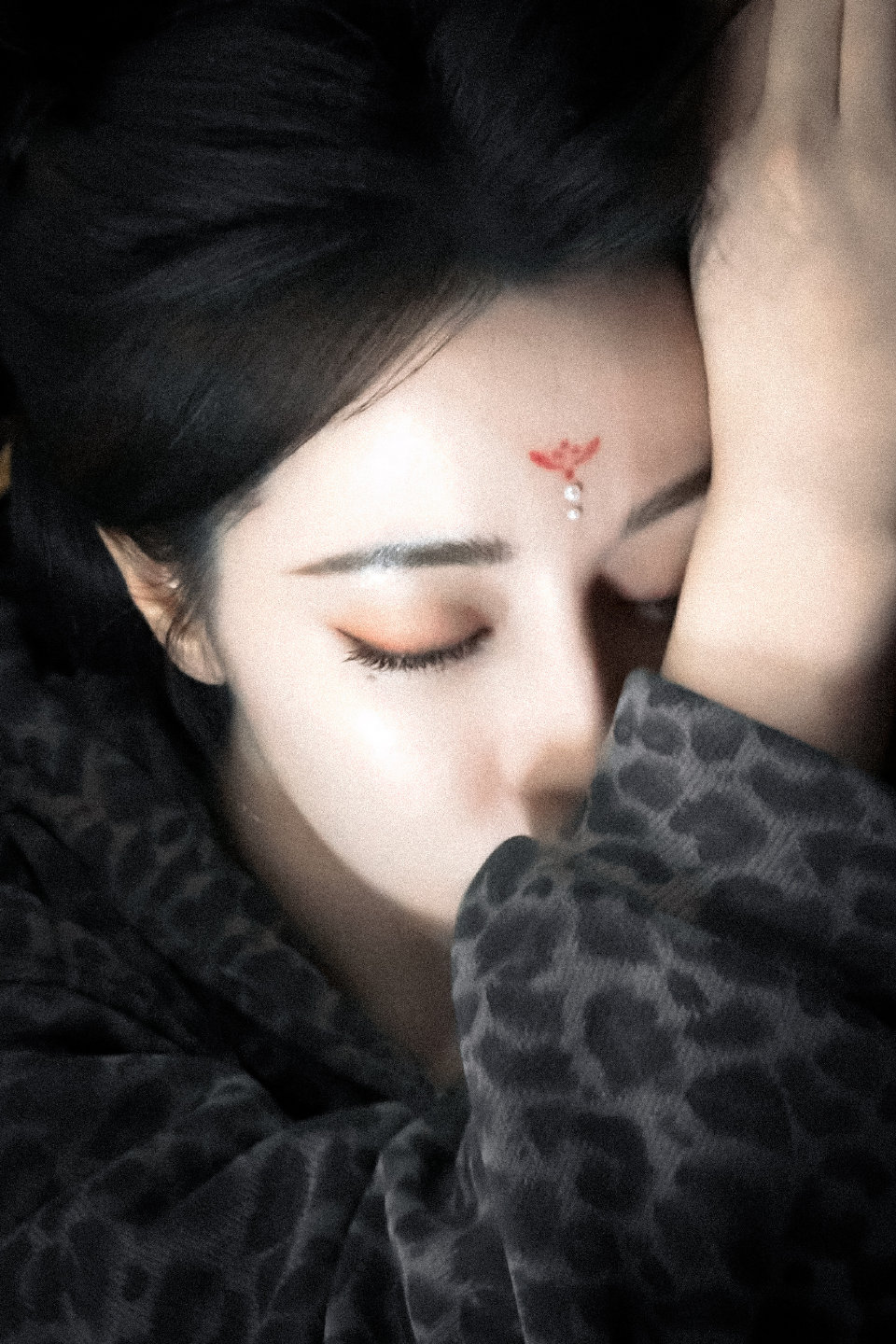 迪丽热巴侧脸睡颜 美慕~嘻嘻~ 