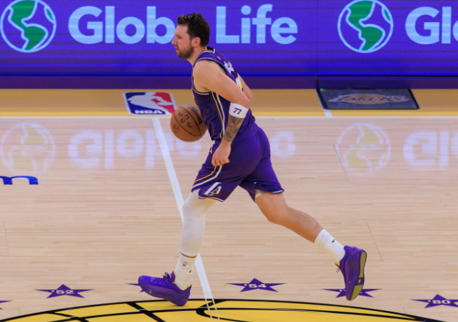 今日，湖人记者Jovan Buha在《Lakers Collective》节目中