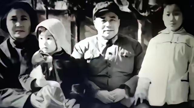 1955年，北京通县的黄振荣进城打工，给王近山家当保姆带孩子。

后来王近山犯了