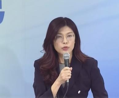 郑丽文现在估计肠子都悔青了。她后悔的不是向日本灾区伸了援手，也不是以个人名义捐了