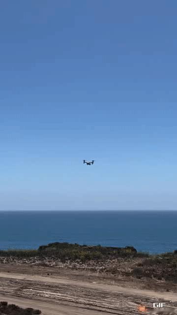 美国海军陆战队 MV-22B“鱼鹰”（Osprey）倾转旋翼机在沿海基地进行垂直