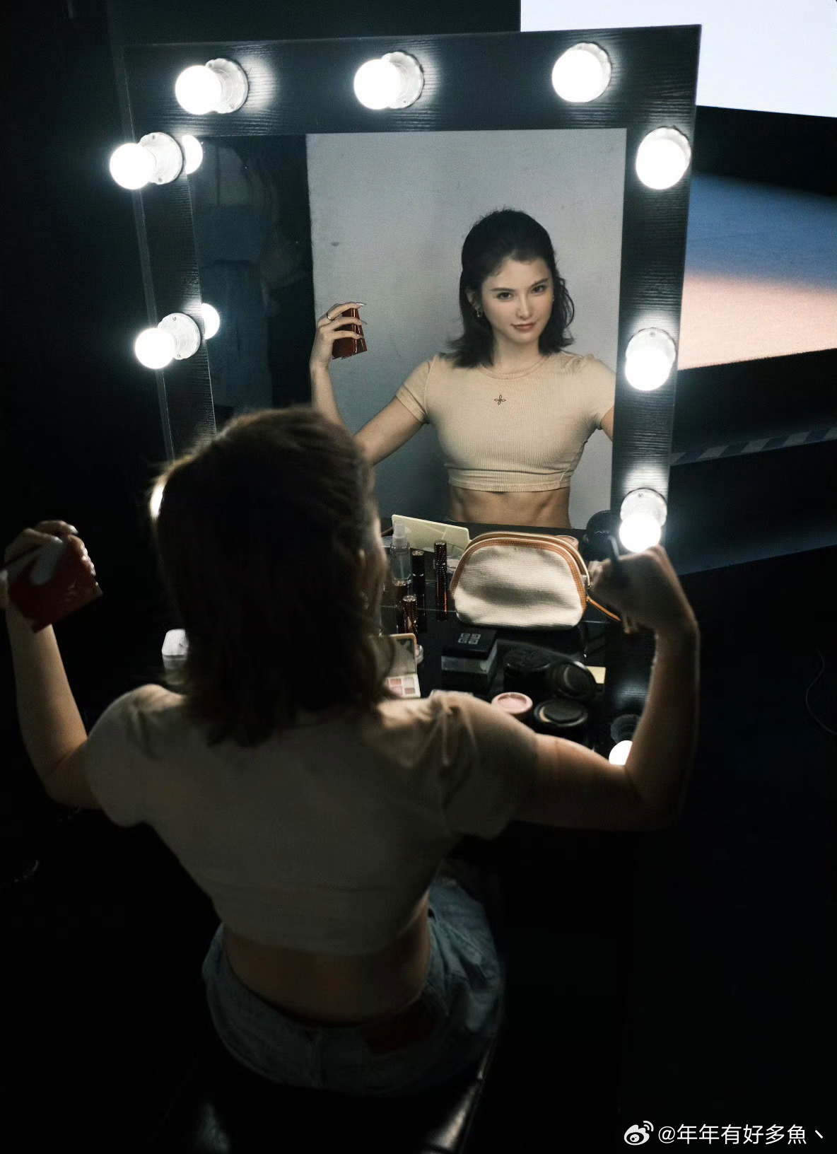 吴艳妮身材好曼妙，这腹肌好吸睛，体育圈的清流。 