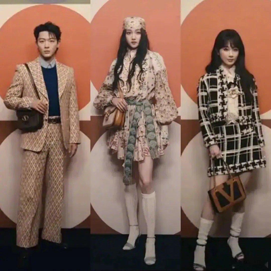#华伦天奴大秀#张晚意、关晓彤、杨紫复古风的演绎能get到吗～ ​​​