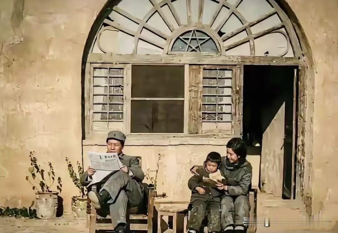1940年，杨家岭窑洞前的清晨