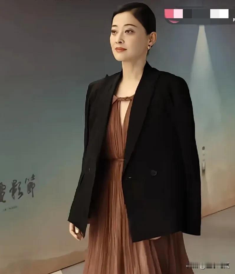 梅婷是位颜值很高的女演员，演技很棒，为人善良，她扮演的人物角色能打动观众的心，是