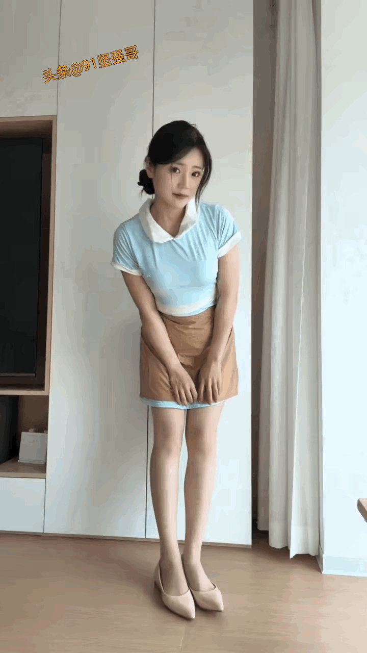 不知道是好利来的制服好看？

还是她身材好看？