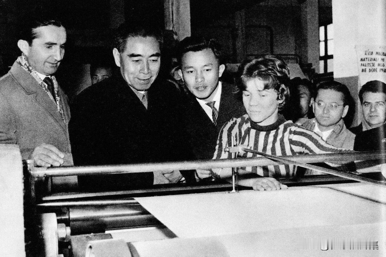 1964年1月3日中午，​周恩来总理在阿尔巴尼亚参观斯大林纺织联合工厂时，​观看