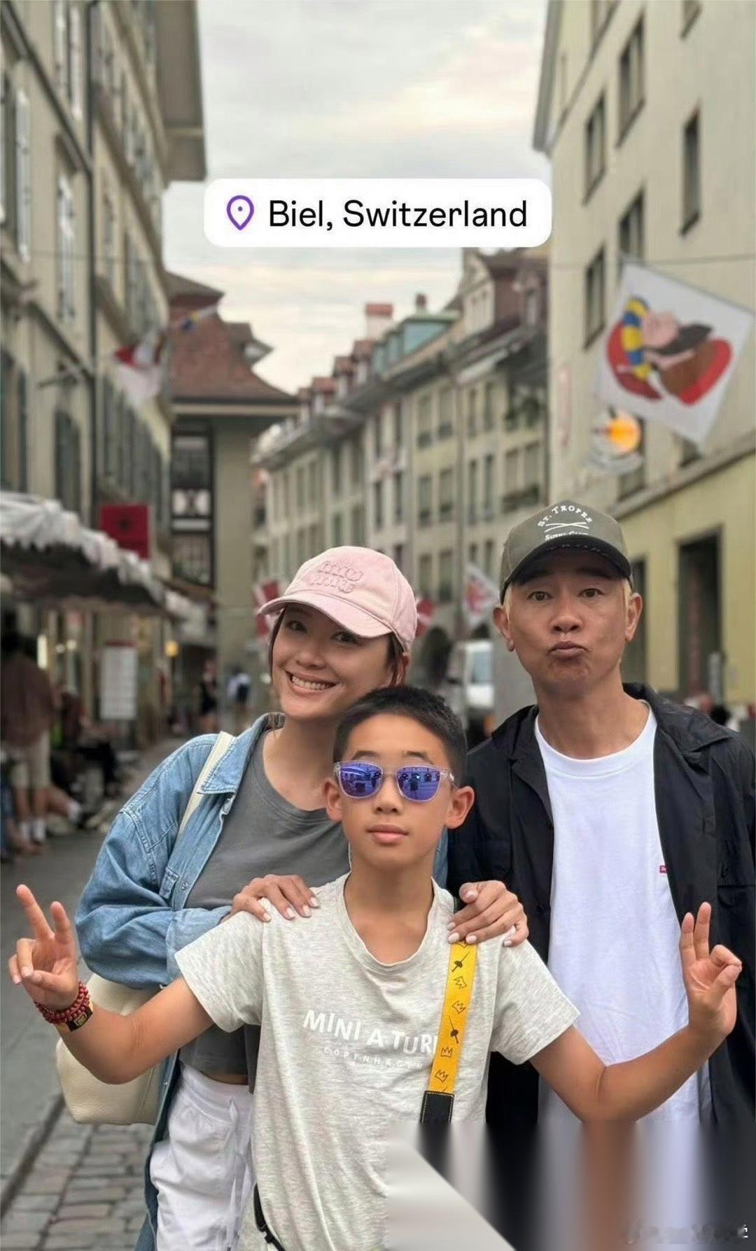 陈小春：出国前中文给我练好，丢中文就是忘本。 应采儿：放心，丢不了。他在上海上学