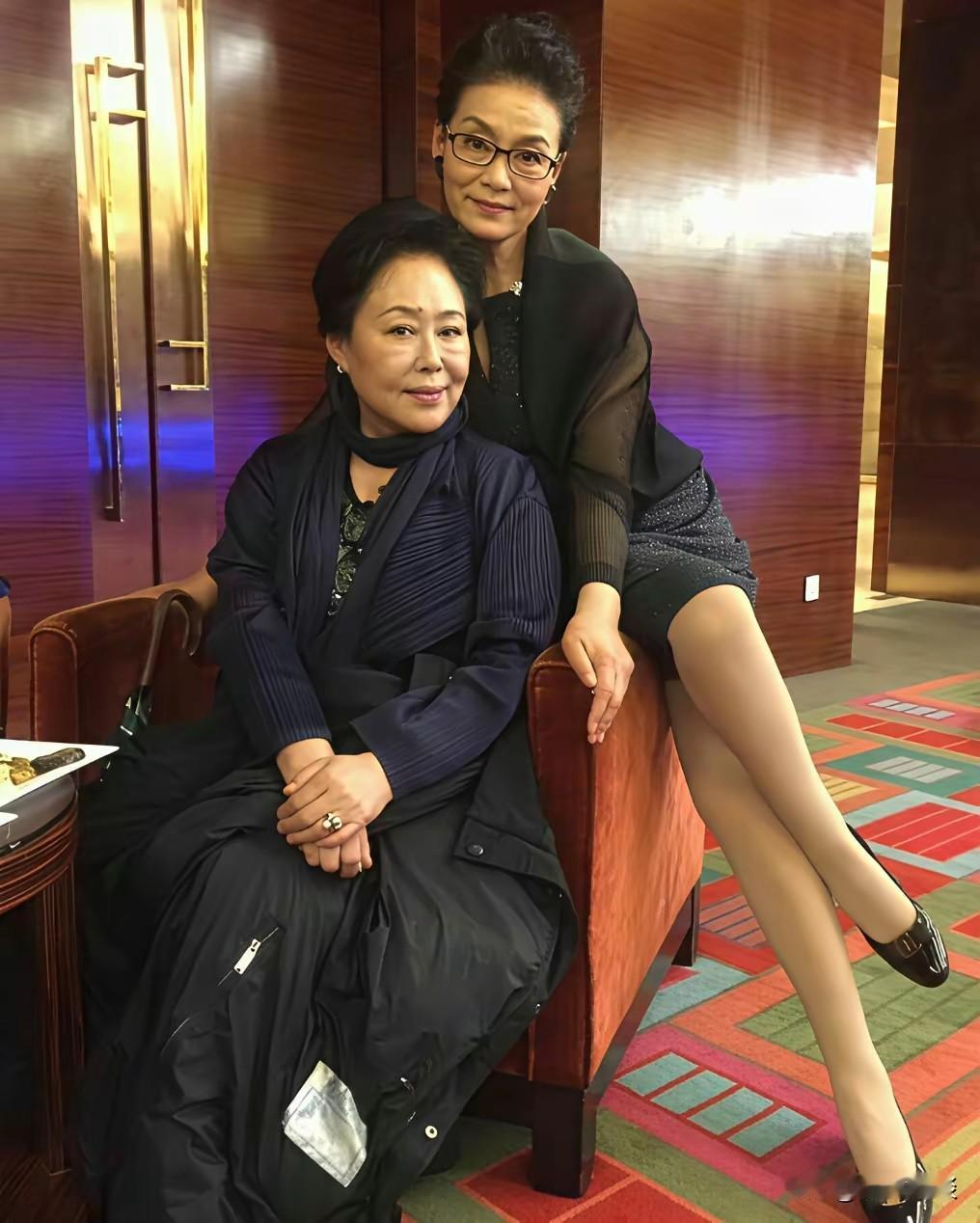 谁能不服气？这两位老牌女演员越老越有气质！
岁月丝毫没有消磨她们的风采，如今依旧