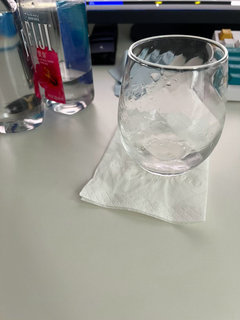 老头儿喝一大杯柠檬水，睡去了，， 