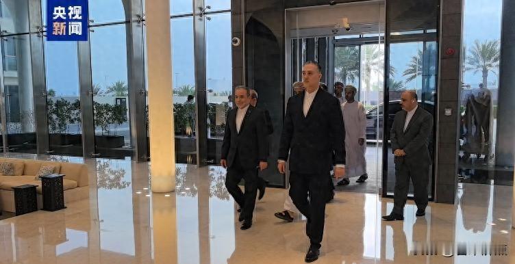 美伊在阿曼坐下谈了，嘴上说“开局不错”，手里却互相掐着脖子，接下来谁先松手？
2