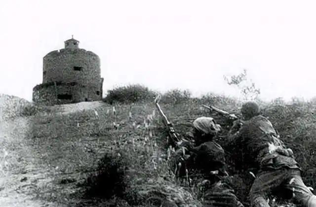 1943年，一名小兵炸日军炮楼，却把炸药包放错了位置，引爆之后，日军的炮楼纹丝不