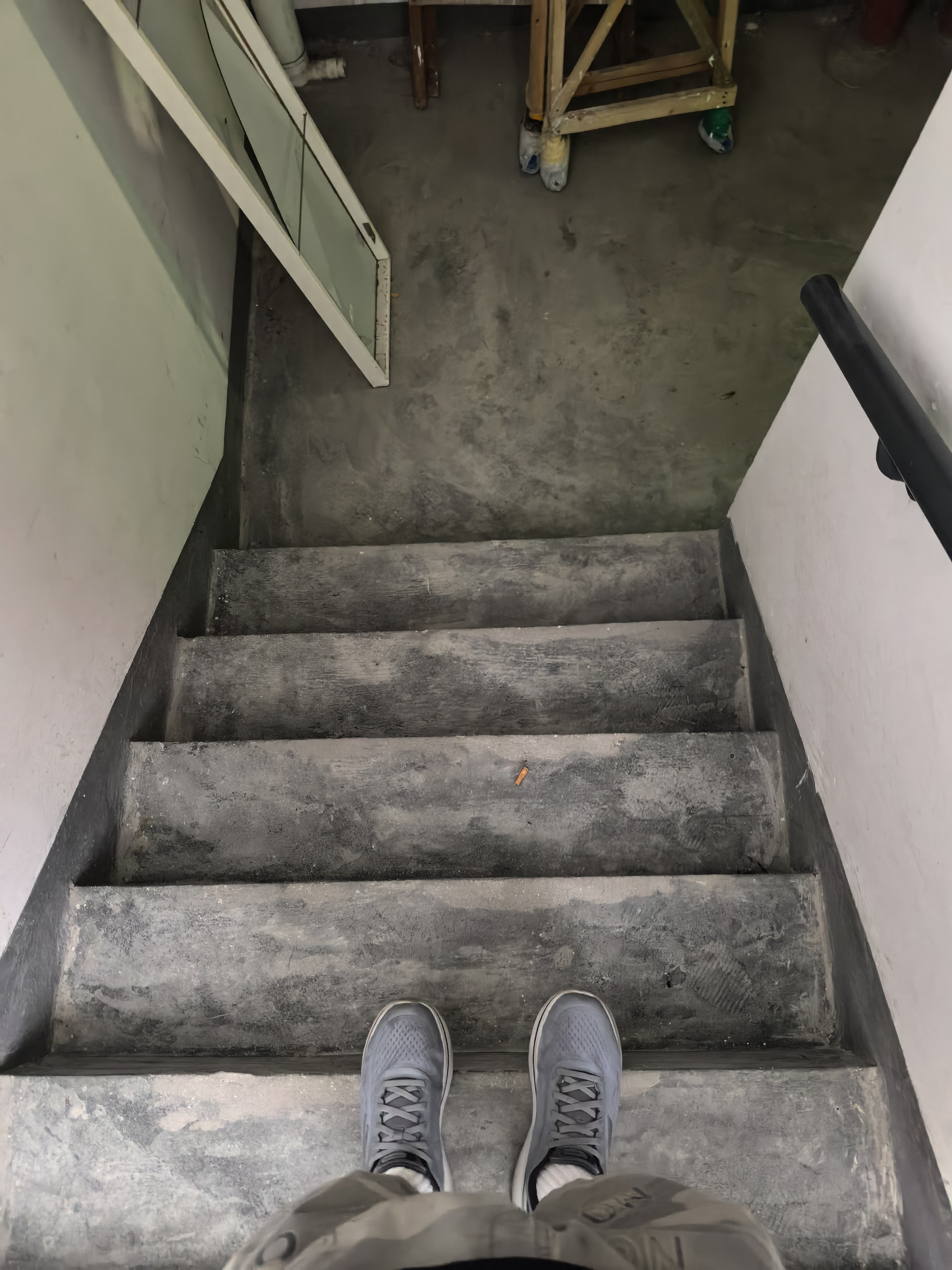 难绷 第一次遇到出门俩电梯都坏的情况… 这下只能走楼梯了