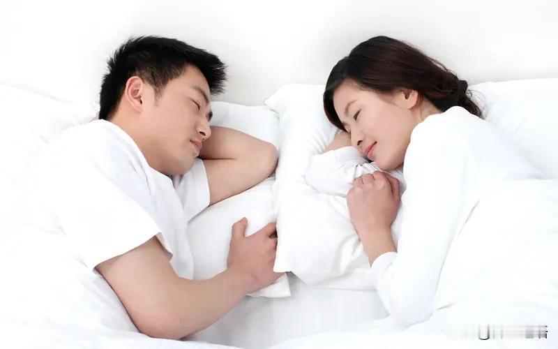 长寿最好的方法： 1、裸睡。
2、夫妻生活规律。
3、心态平和，不焦虑不急躁。
