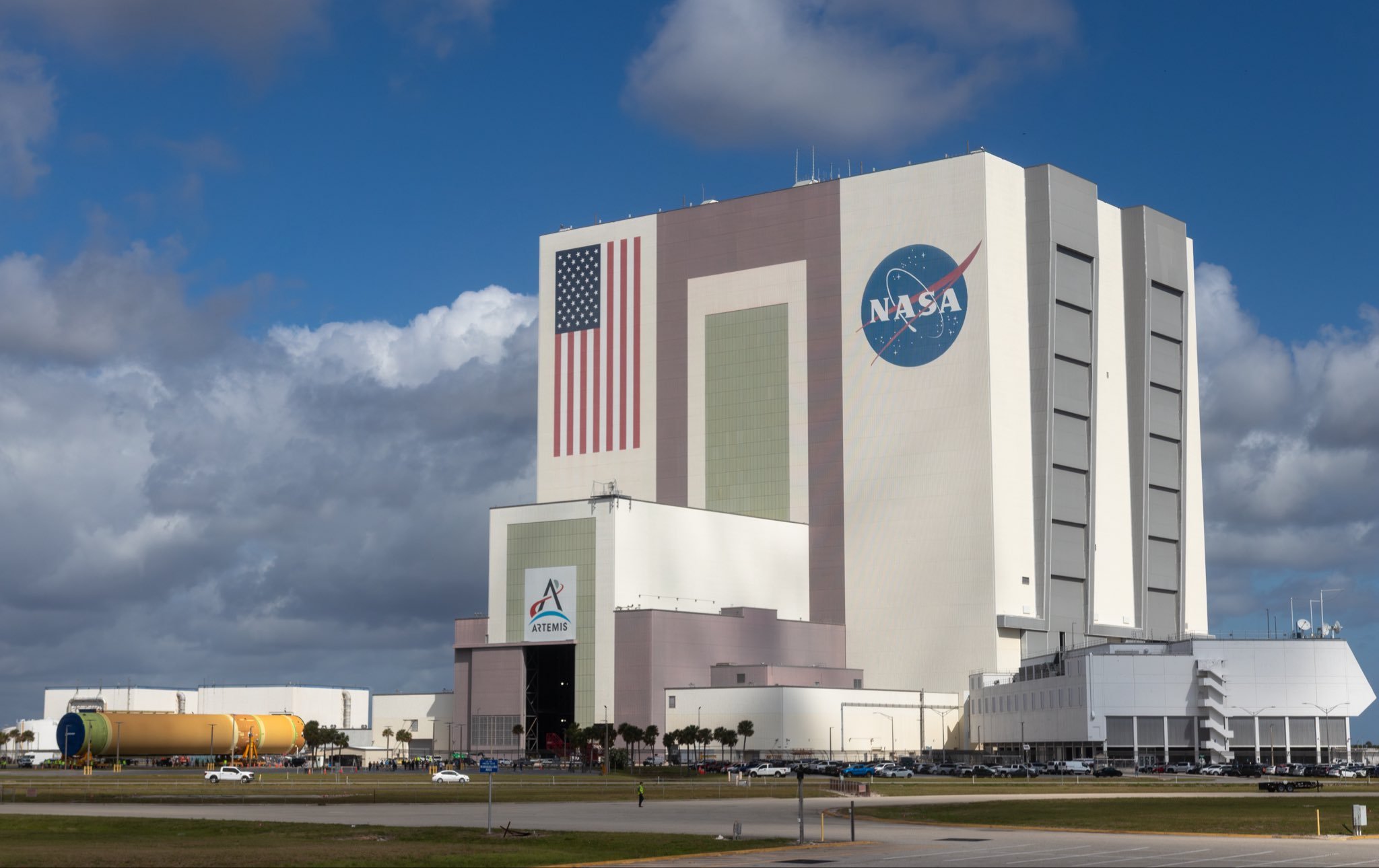 忙碌的一天，在肯尼迪航天中心🚀☑️阿尔忒弥斯3号任务SLS火箭核心级已转运至航