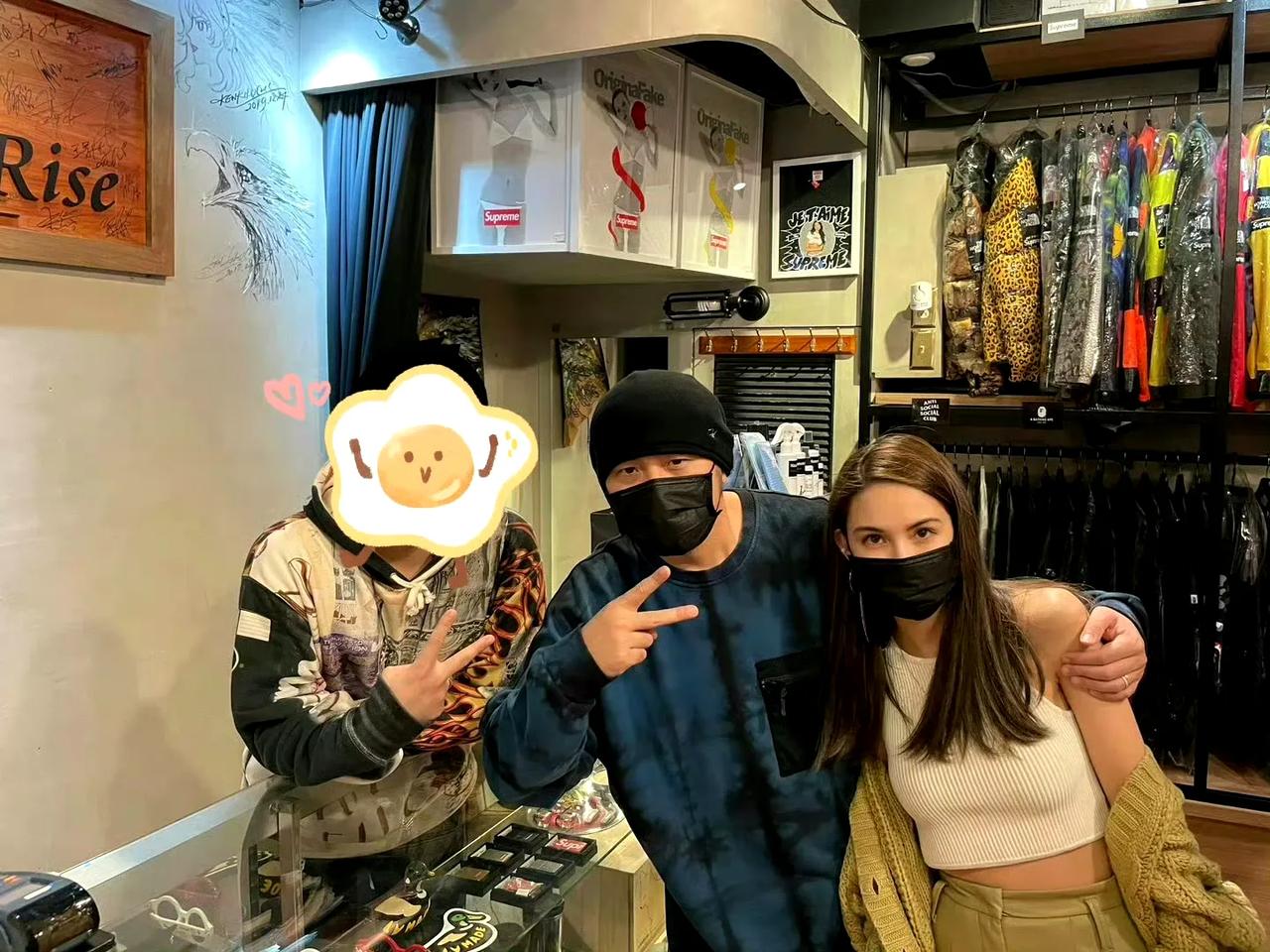 周杰伦这是带着昆凌去干洗店取衣服了吗？真没想到，周董家的衣服也会拿到干洗店去洗！