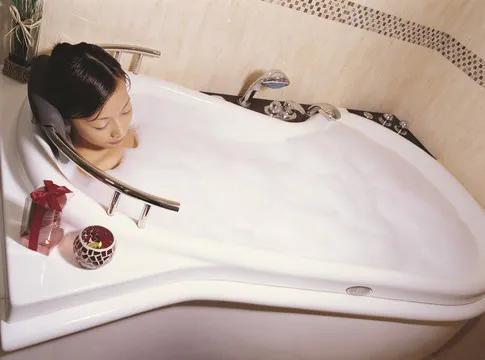 “隐私暴露到底是谁的错”？湖北十堰，女子在卫生间洗澡时没有热水，其丈夫要求老板查