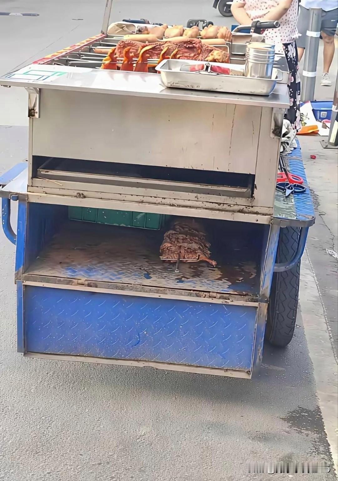 这就是为啥一直都在说：路边摊既不干净也不卫生的原因吧！
有没有所谓的科技狠活先不