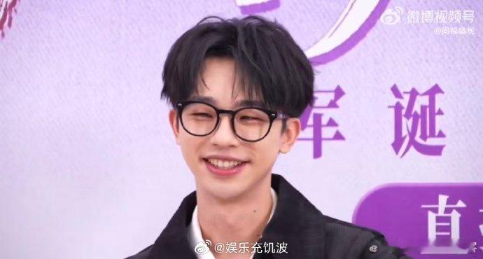 何运晨一句话让微博主持人汗流浃背声鸣远扬直播何运晨空降《声鸣远扬》冠军之夜探班直