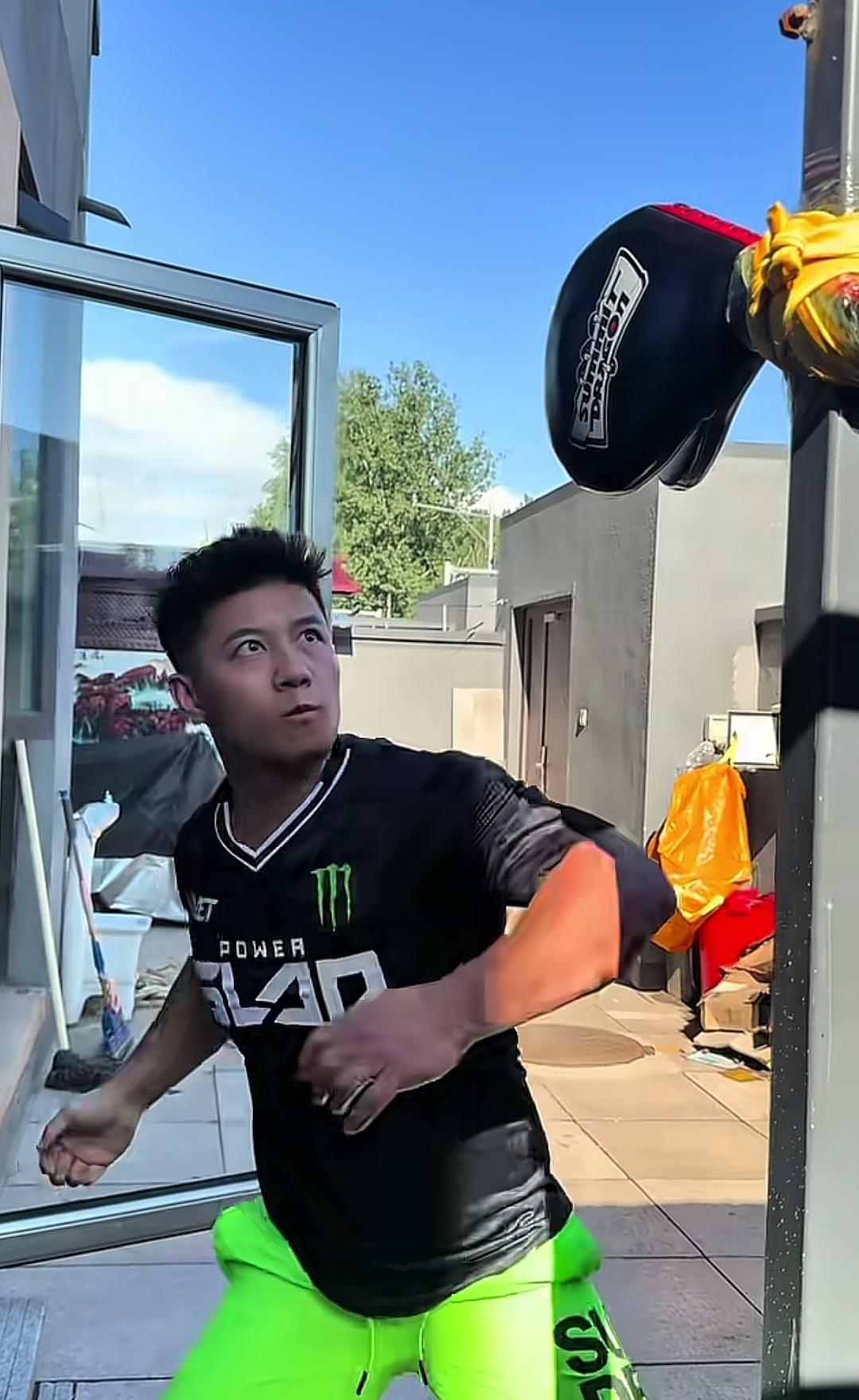 赵洪刚对扇耳光这项运动太痴迷了，不知道什么时候能够迎来“复仇战”，最近赵洪刚发的