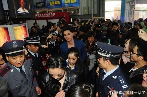 霍建华  来自霍迷的情书 又刷到旧图啦，人群中最亮的霍建华 午安霍建华急诊室的奇