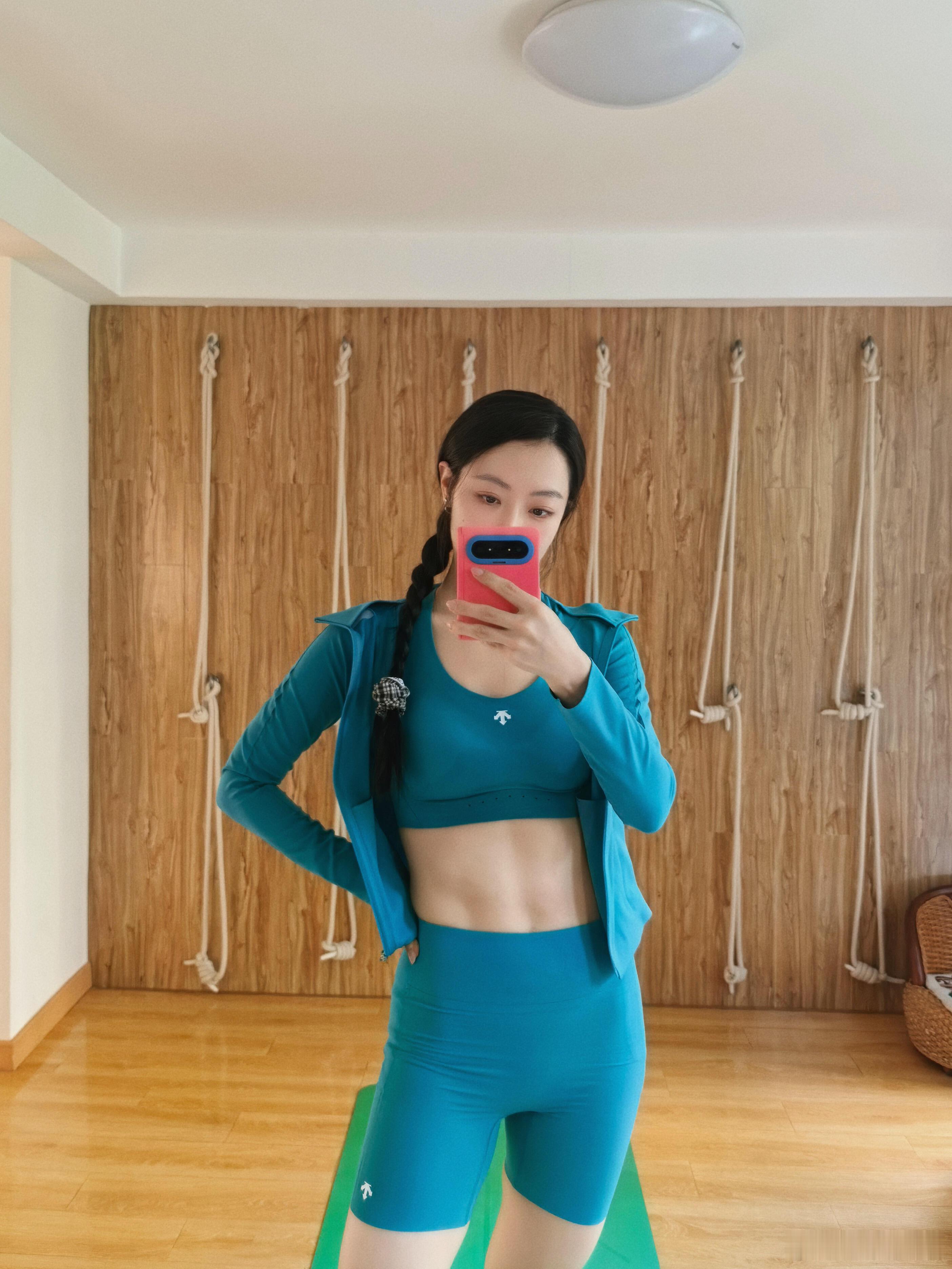 白冰健身服穿搭 