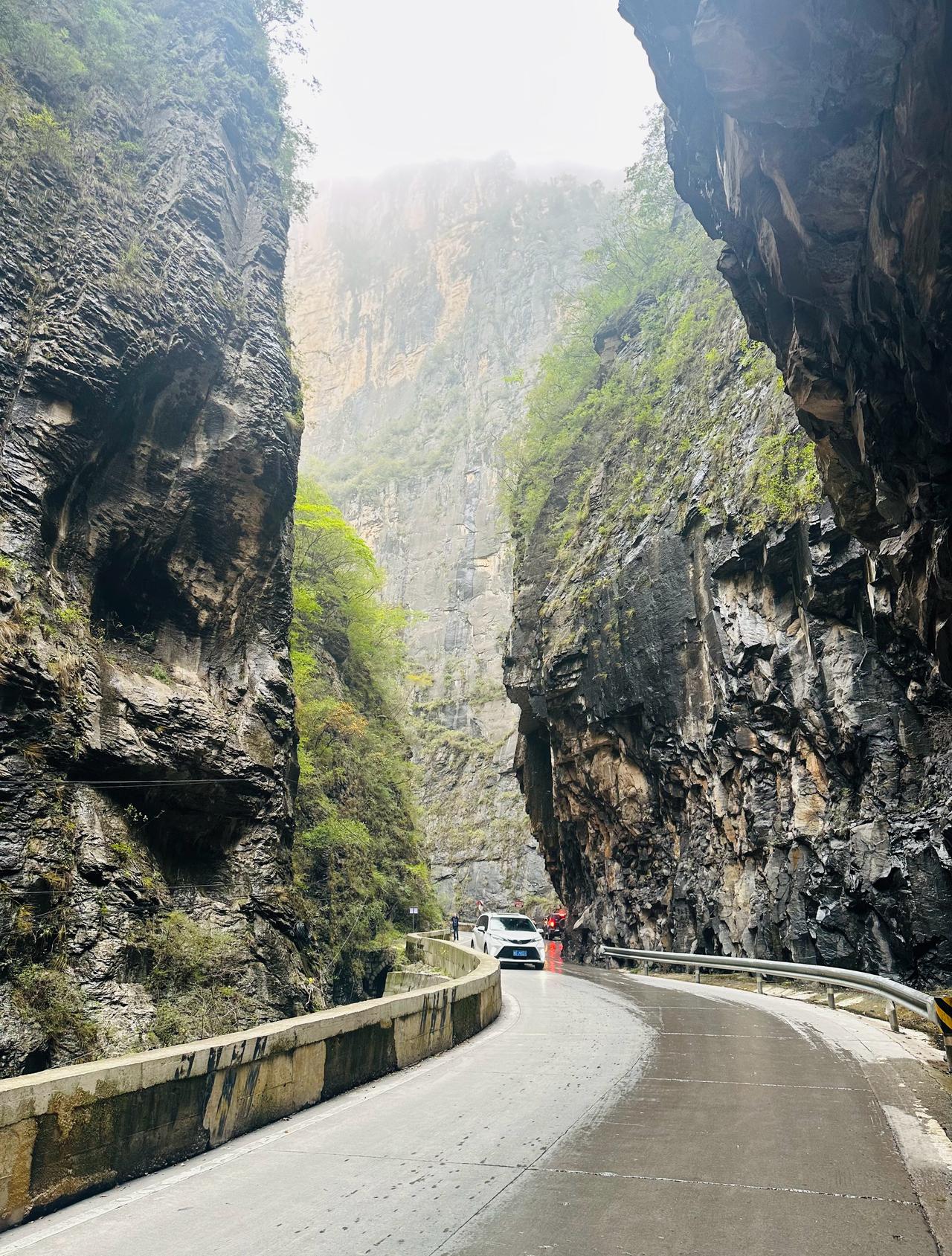 山西的黑毛沟开车通过时有一种震撼的感觉，值得一去。不远处得音乐公路就一般般啦。 