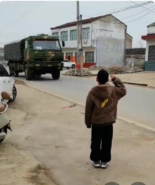 向军车敬礼的小男孩来部队啦。
这就是崇军最敞亮的画面。
安徽宿县王梦翔小男孩，见