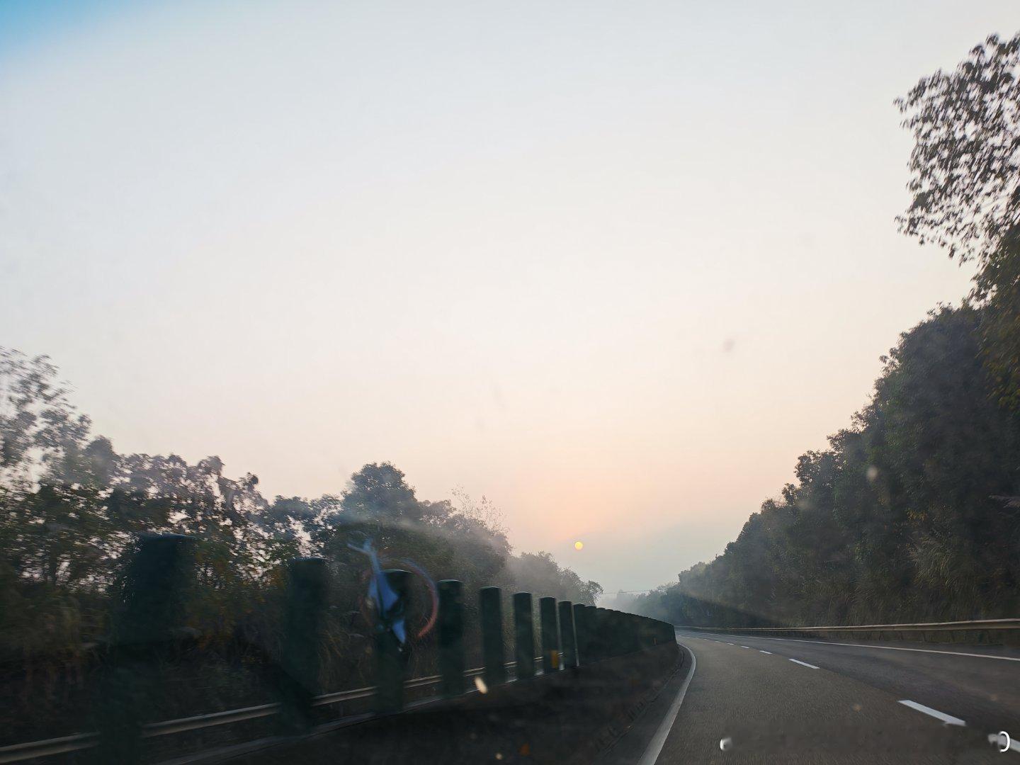 早安 路上~出发~新的开始呀！顺顺利利~开开心心~ 