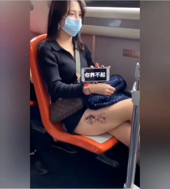 今天坐公交车发现的一幕，小姐姐手机屏保竟然是你养不起，我在想，同样都是坐公交的，