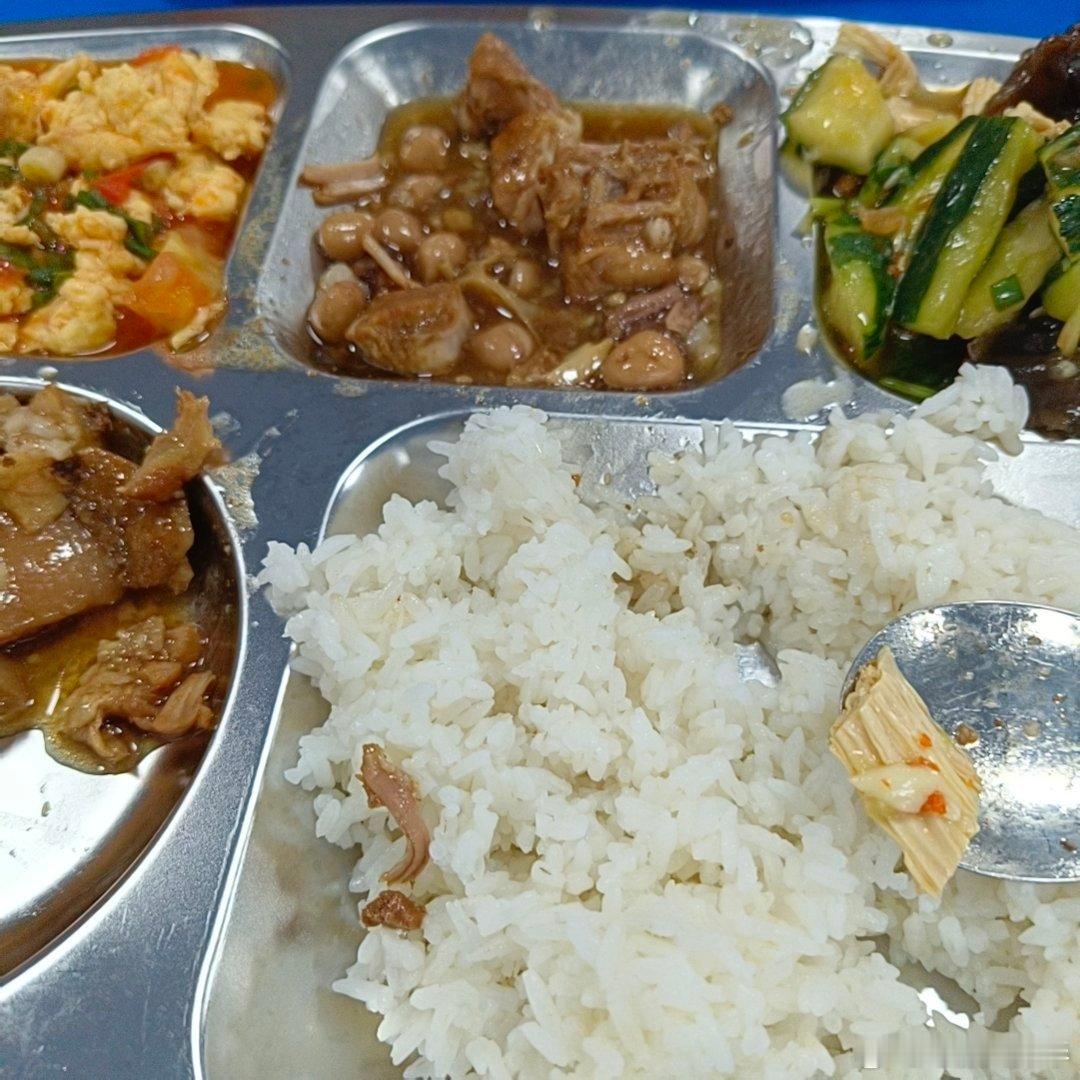 这个黄瓜和西红柿炒鸡蛋好吃