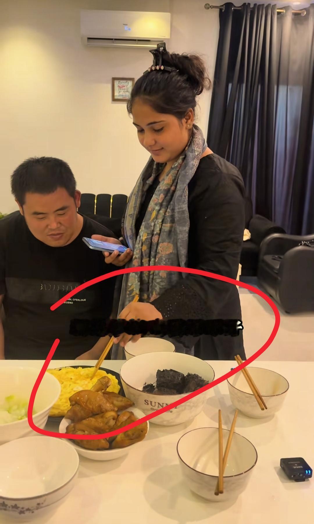 看到皮衣哥热情待客我忍了
看到他要重新花钱补办材料我也忍了
可是看到老陆给外文系