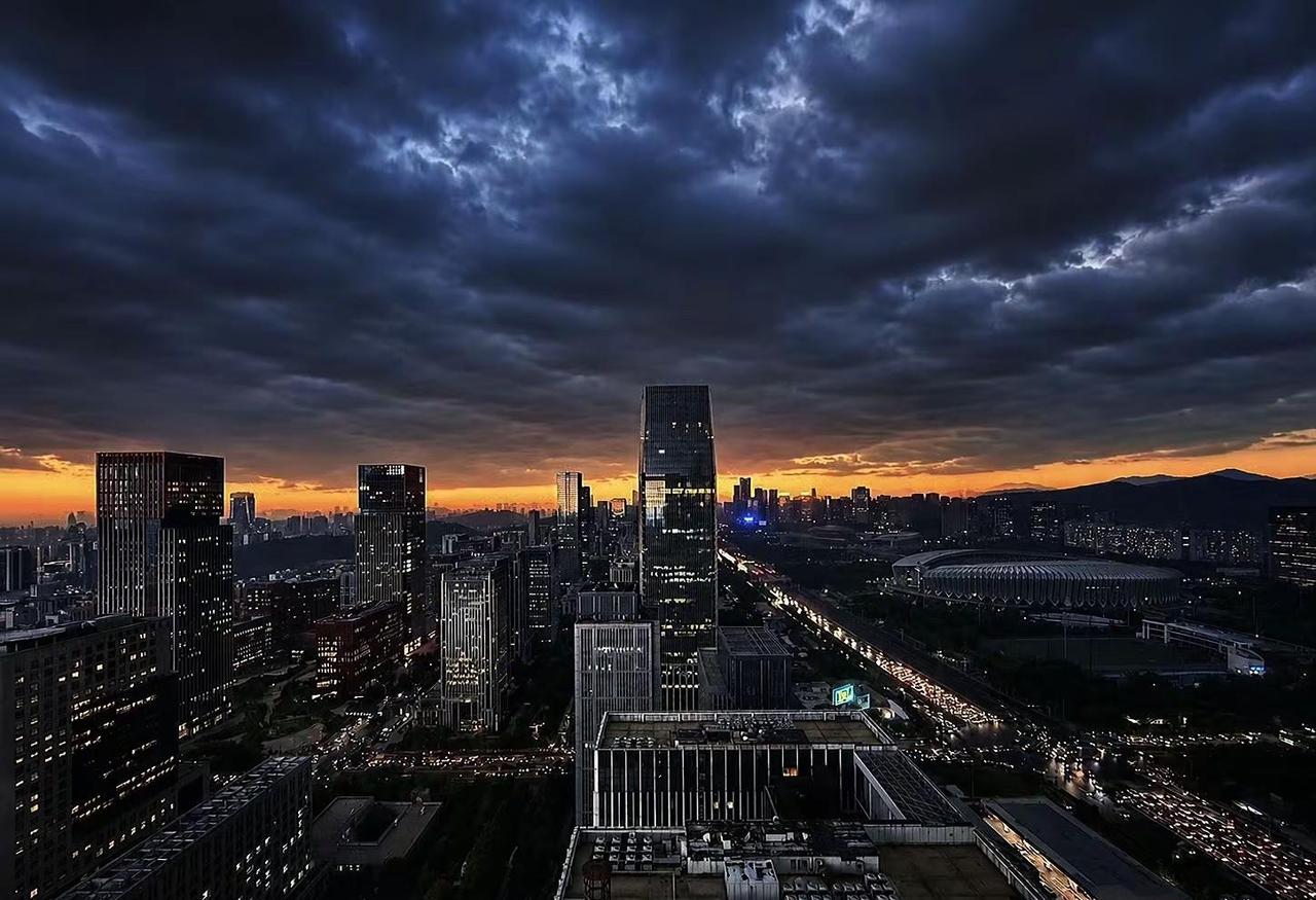明明才清晨八点，厚重的黑云把晨光全吞掉了，整座城市突然就坠进黄昏里。远处的山藏在