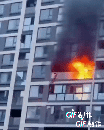 高层住宅一旦发生火灾，你能顺利逃生？

视频中，明显可见现场火光异常凶猛，被困者