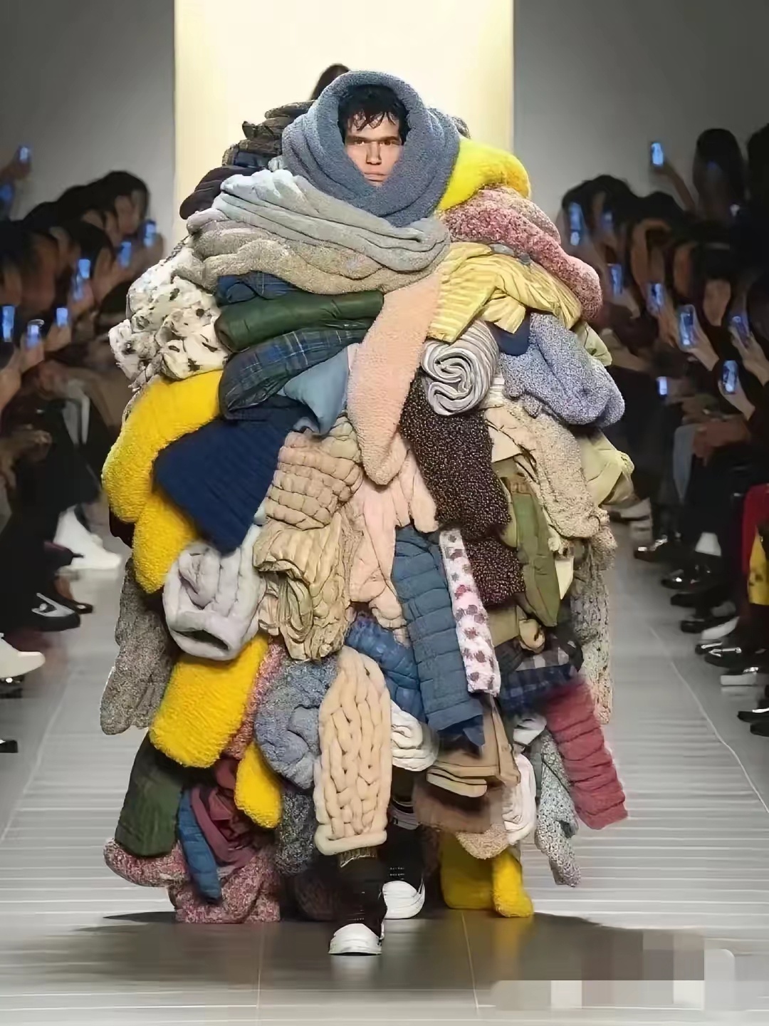 这是有多富裕才能穿得上这么多衣服，一层又一层？ 