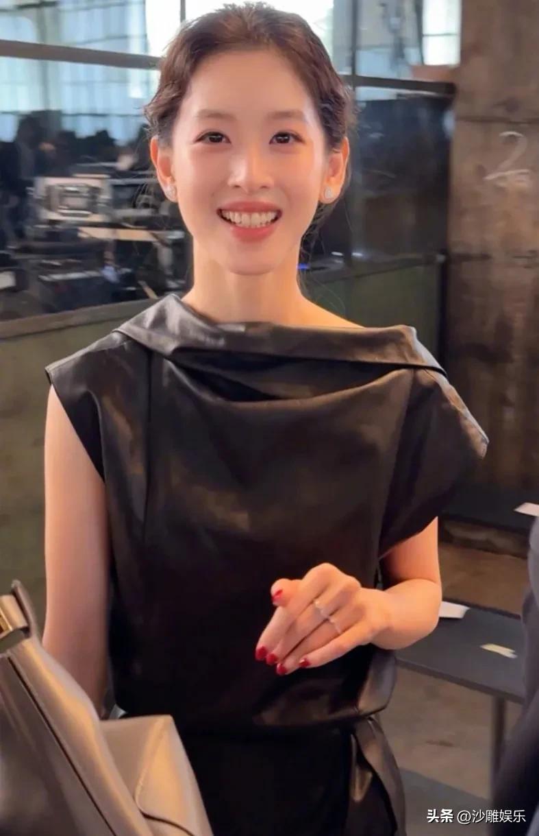 章泽天，巴黎看秀！


3月5日，章泽天现身Uma Wang巴黎时装周大秀现场，