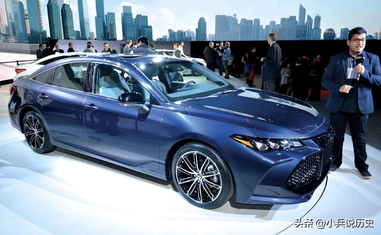 和儿子比谁的嘴大——丰田Avalon
向来保守平庸的丰田今年不知道受了什么刺激，