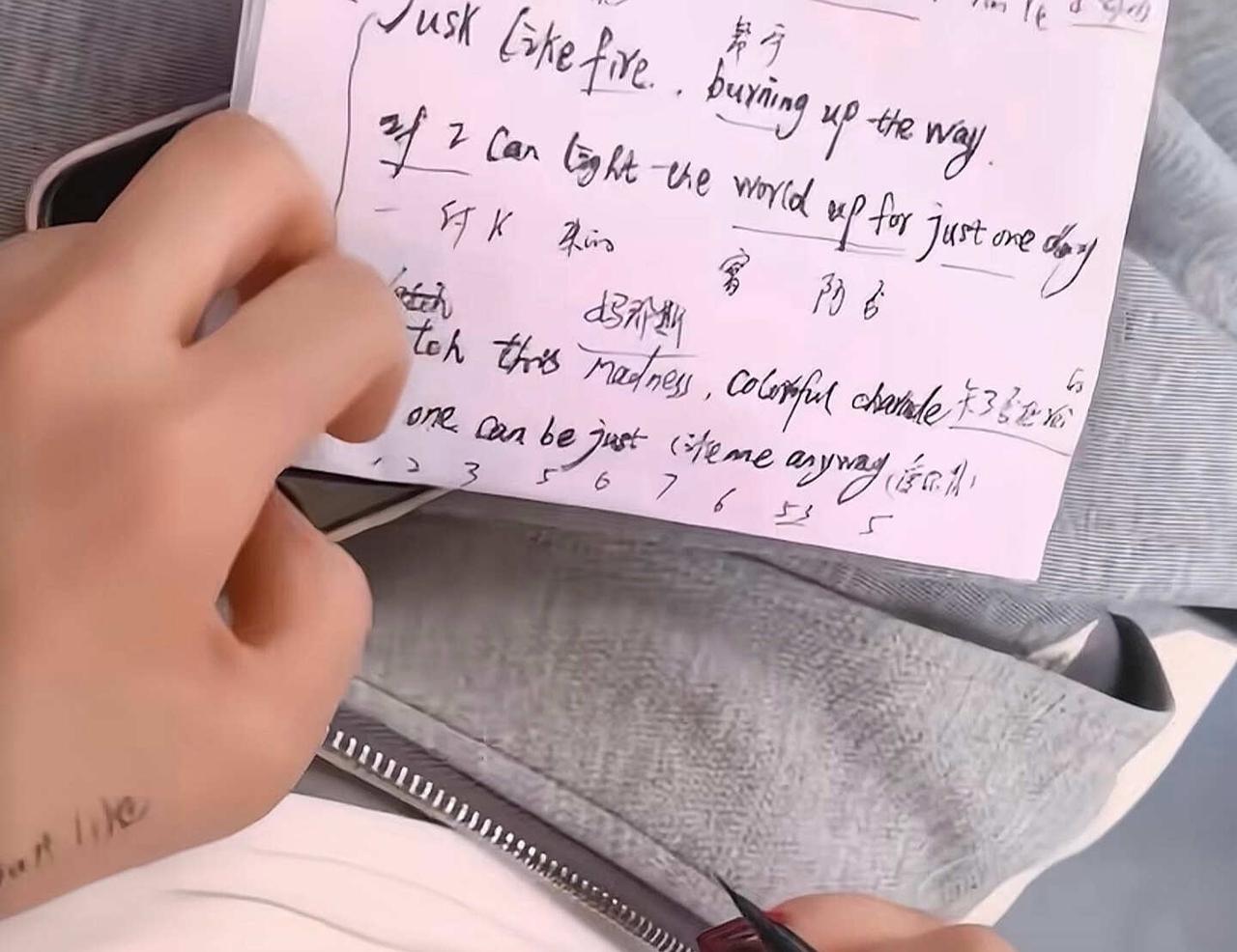 进来看小图雅的小抄！真是神秘的女子啊
乌兰图雅的笔记，看这写的字，明显就是会写英