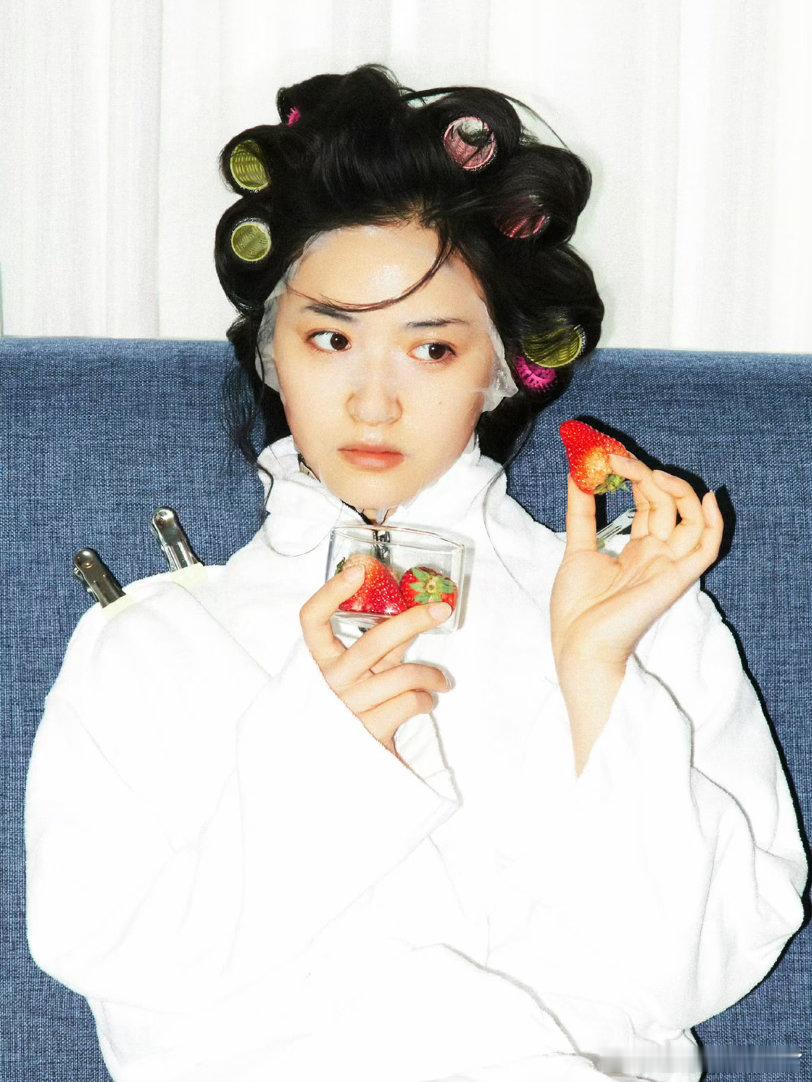 沈月喊村里小朋友去客栈吃烤肠人美心善的沈月请小朋友们去客栈吃烤肠，好温柔的姐姐