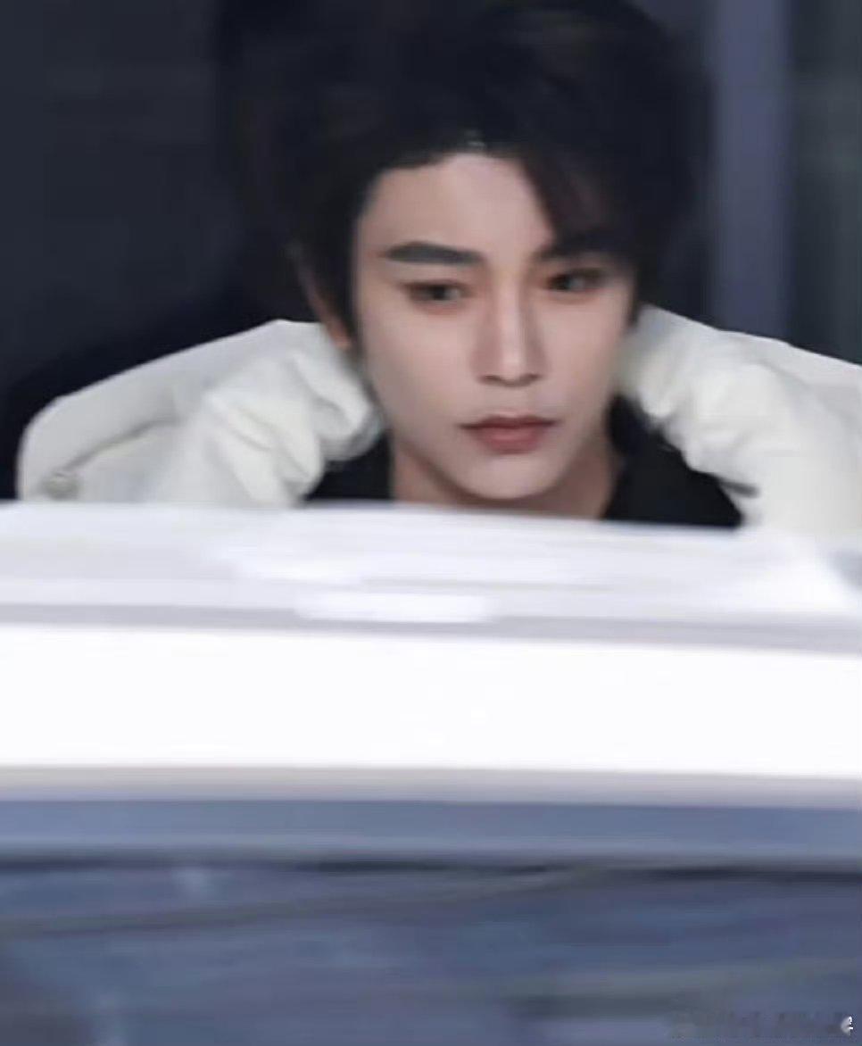 丁禹兮hi6路透独自入冬 别人都是毛衣单衣的清爽打扮，只有丁禹兮裹着长款白羽绒服