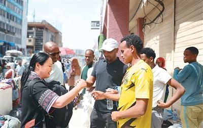 这位大山里走出的瑶族姑娘,把6亿张手机膜卖到全世界