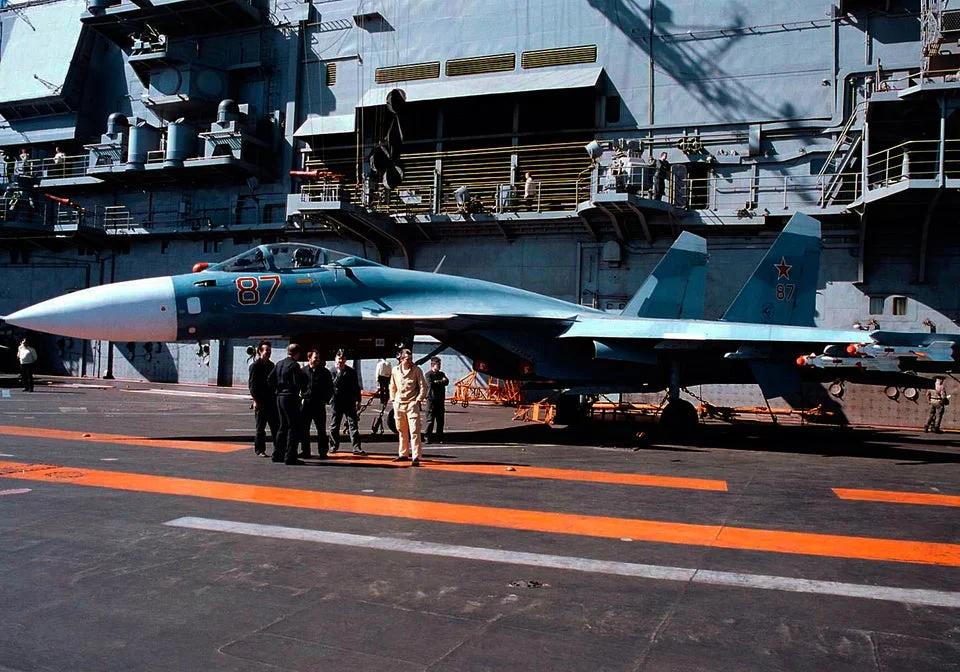来自圣哈辛托号航空母舰的美国海军水兵参观了俄罗斯重型飞机巡洋舰库兹涅佐夫海军上将