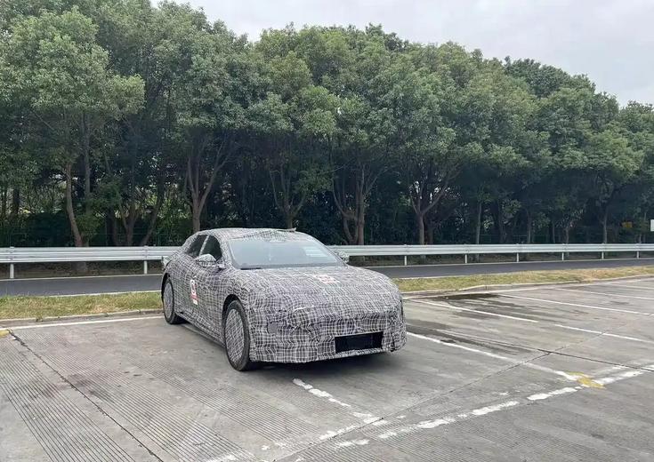 日前，汽节车社从国内社交媒体上（图片来源@长三角行健者）获得了一组阿维塔新车谍照