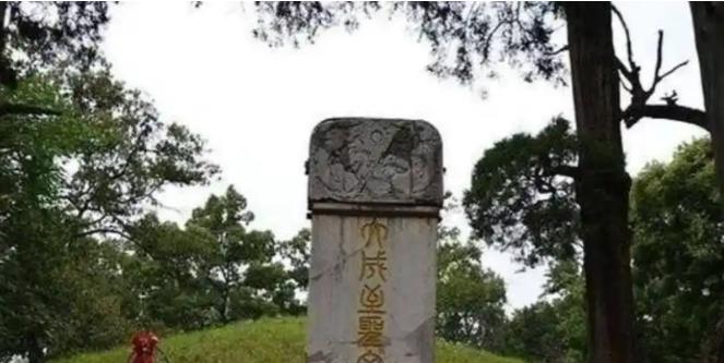 世人都以为孔子墓藏有珍宝，1966 年被掘开，里面除了黄土，再无任何东西。

孔