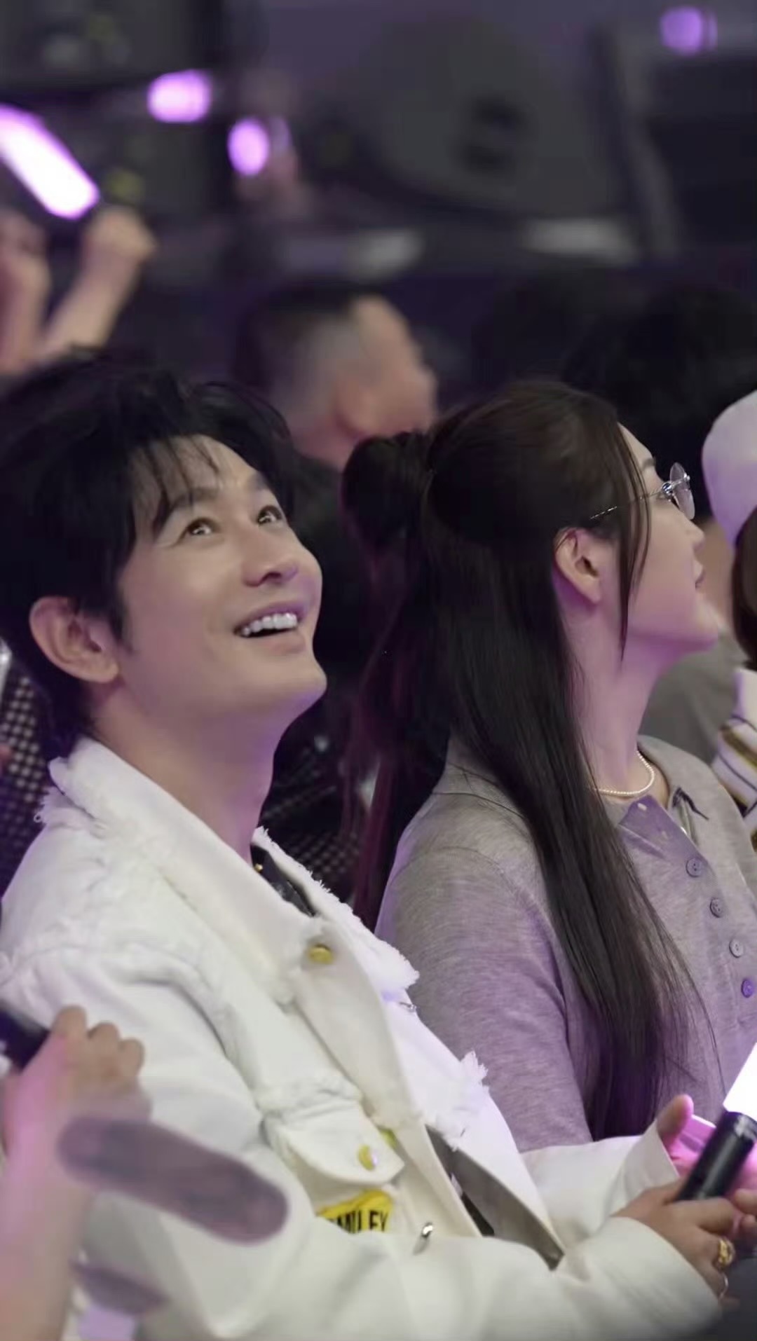 黄晓明陈梦现身岳云鹏演唱会 谁能想到黄晓明和陈梦会一起出现在岳云鹏演唱会！表哥带