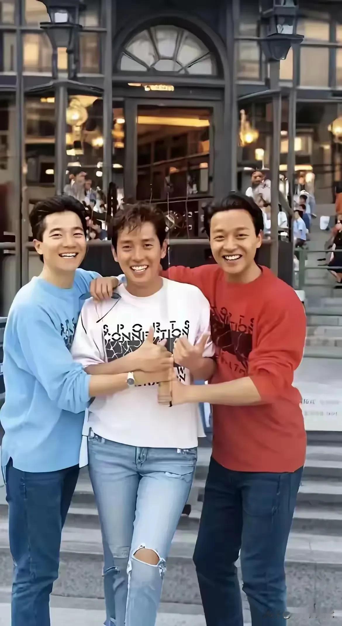 香港三大男巨星年轻时候的一张合影，那时候的他们看起来很有活力，确实有巨星的风采。