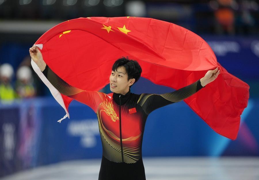 孙龙斩获米兰冬奥会短道速滑男子1000米银牌后，中国代表团副团长佟立新表示，要相