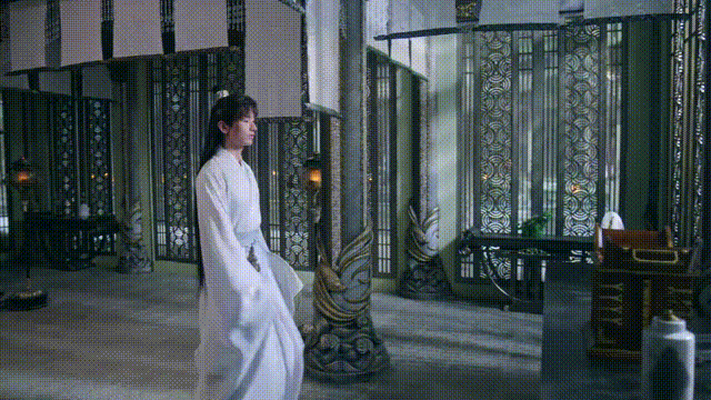 沉香夫妇日常也是好搞笑！

颜淡把自己装在箱子里，只露出一个头。不曾想卡住了，出