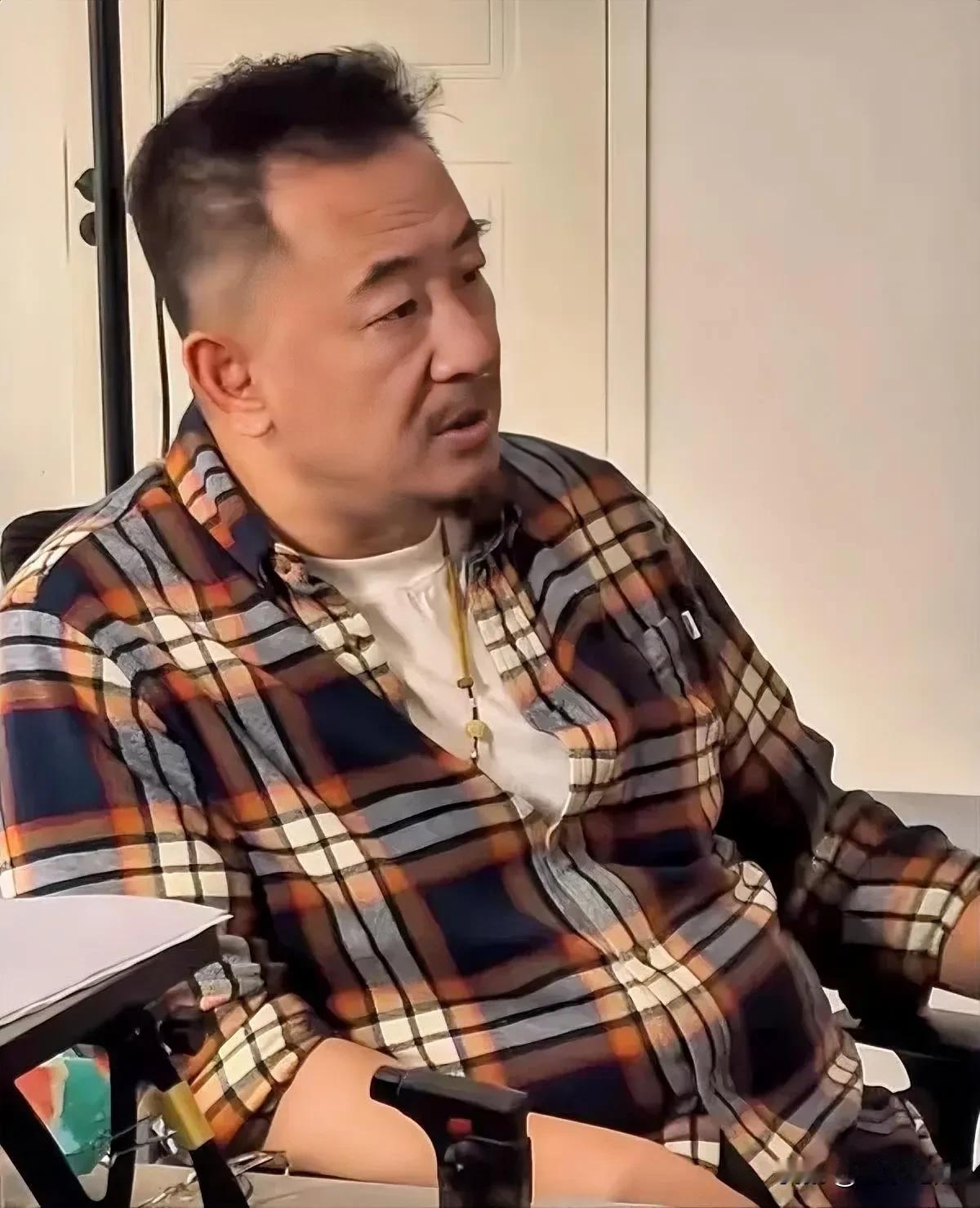 这位演员你还能记起他吗？他是一位有超强表演力的男演员，个子不高，但演技精湛，帅帅