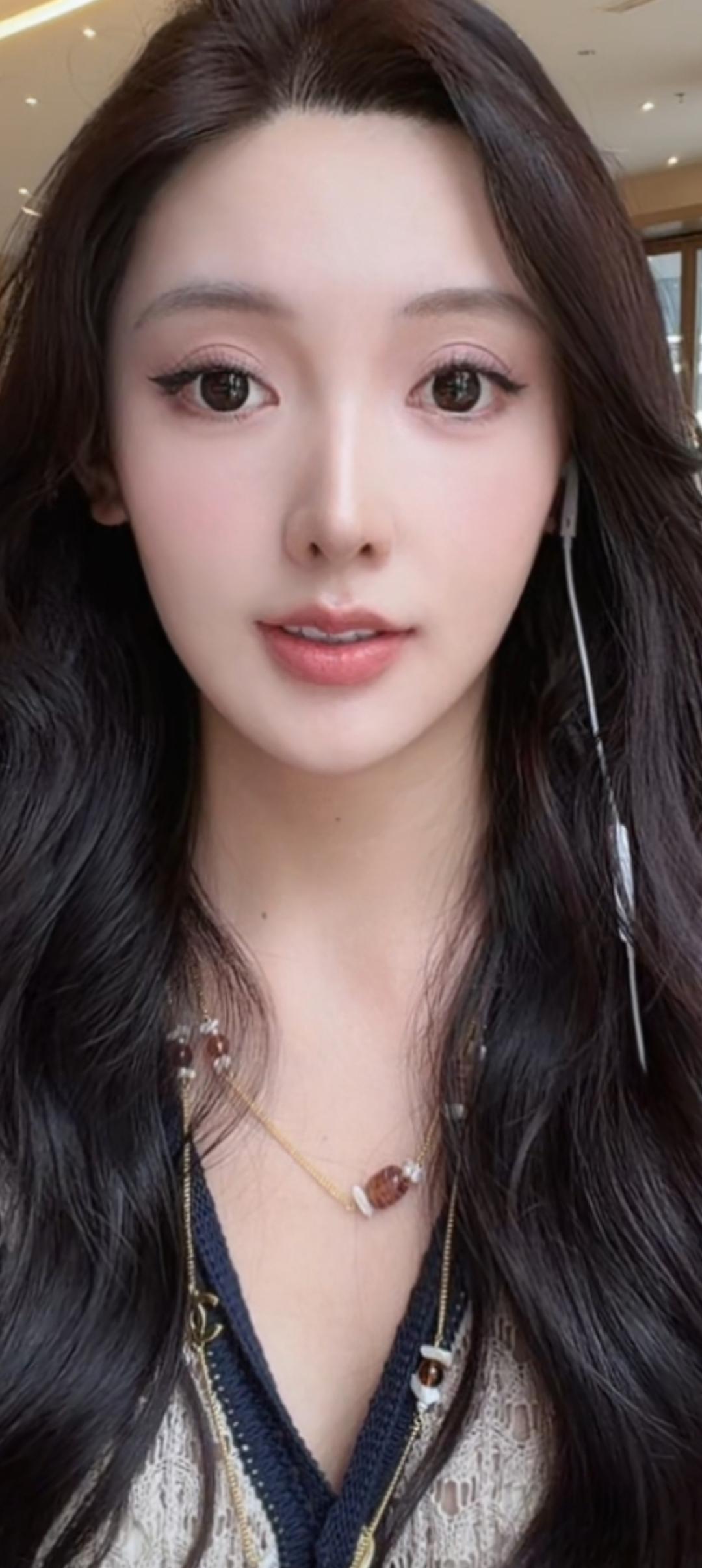 这姑娘看起来好温柔哦！